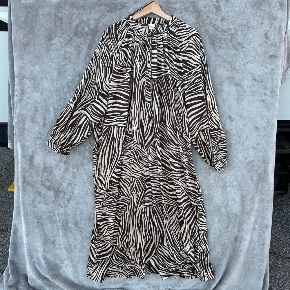 H&M Black and White Zebra Long Sleeve oversized caftan Dress with belt sz 14